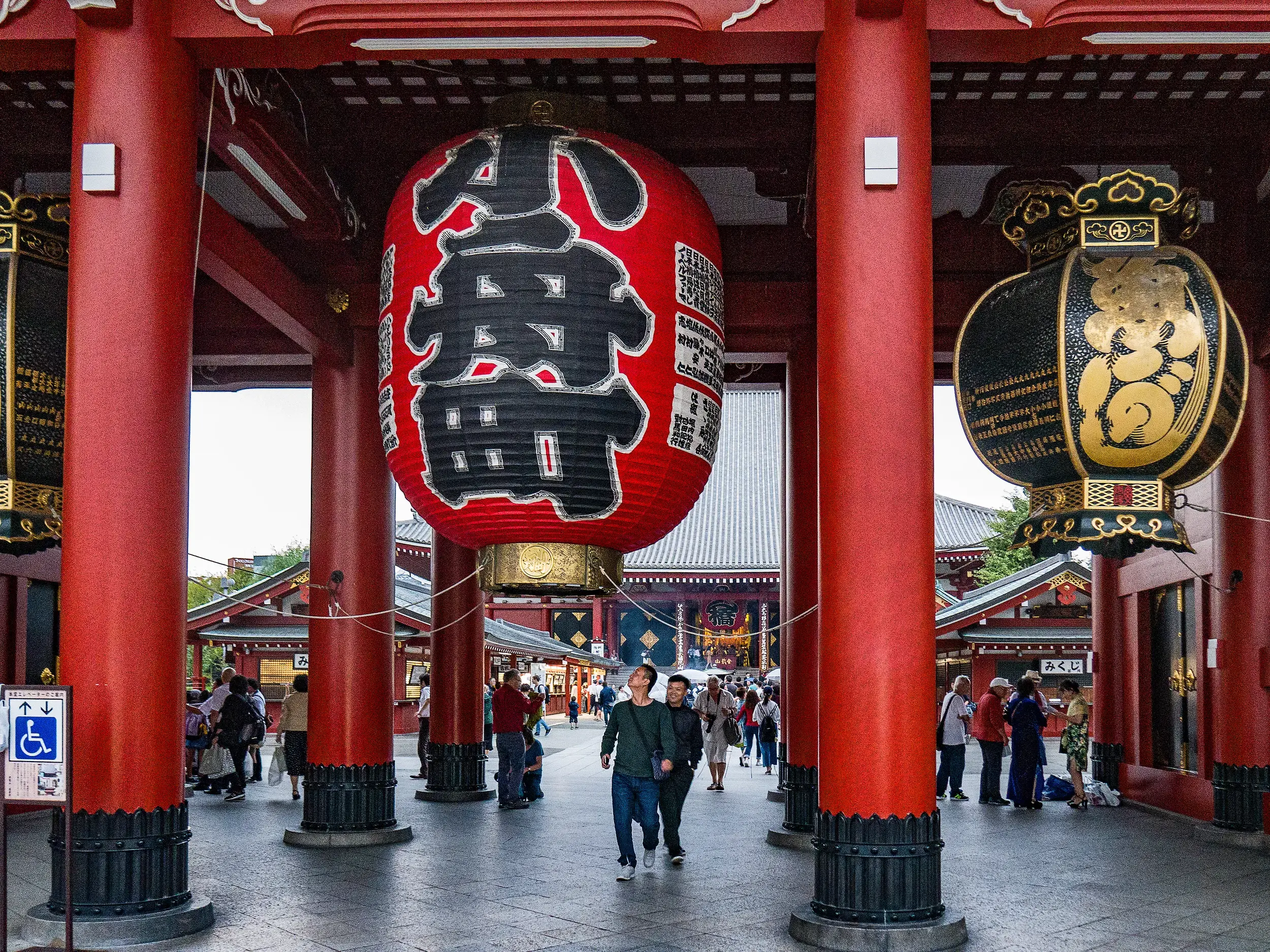 Besucher unter dem riesigen roten Lampion am Kaminarimon-Tor des Senso-ji-Tempels in Asakusa, Tokio.