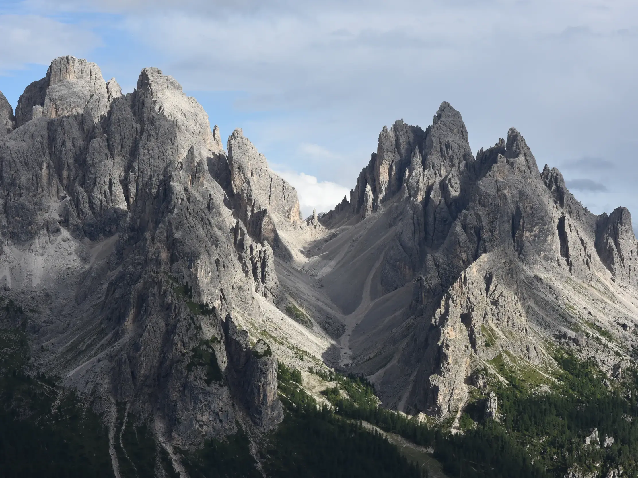 Panoramablick auf die schroffen Felsnadeln der Geislergruppe während einer Trekking-Reise durch die Südtiroler Dolomiten.