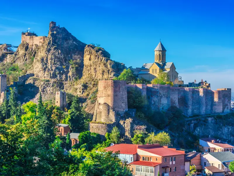 Die historische Nariqala-Festung mit der St.-Nikolaus-Kirche thront auf einem Felsen über der Altstadt von Tiflis, Georgien.