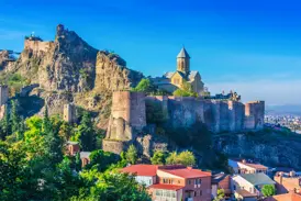 Die historische Nariqala-Festung mit der St.-Nikolaus-Kirche thront auf einem Felsen über der Altstadt von Tiflis, Georgien.