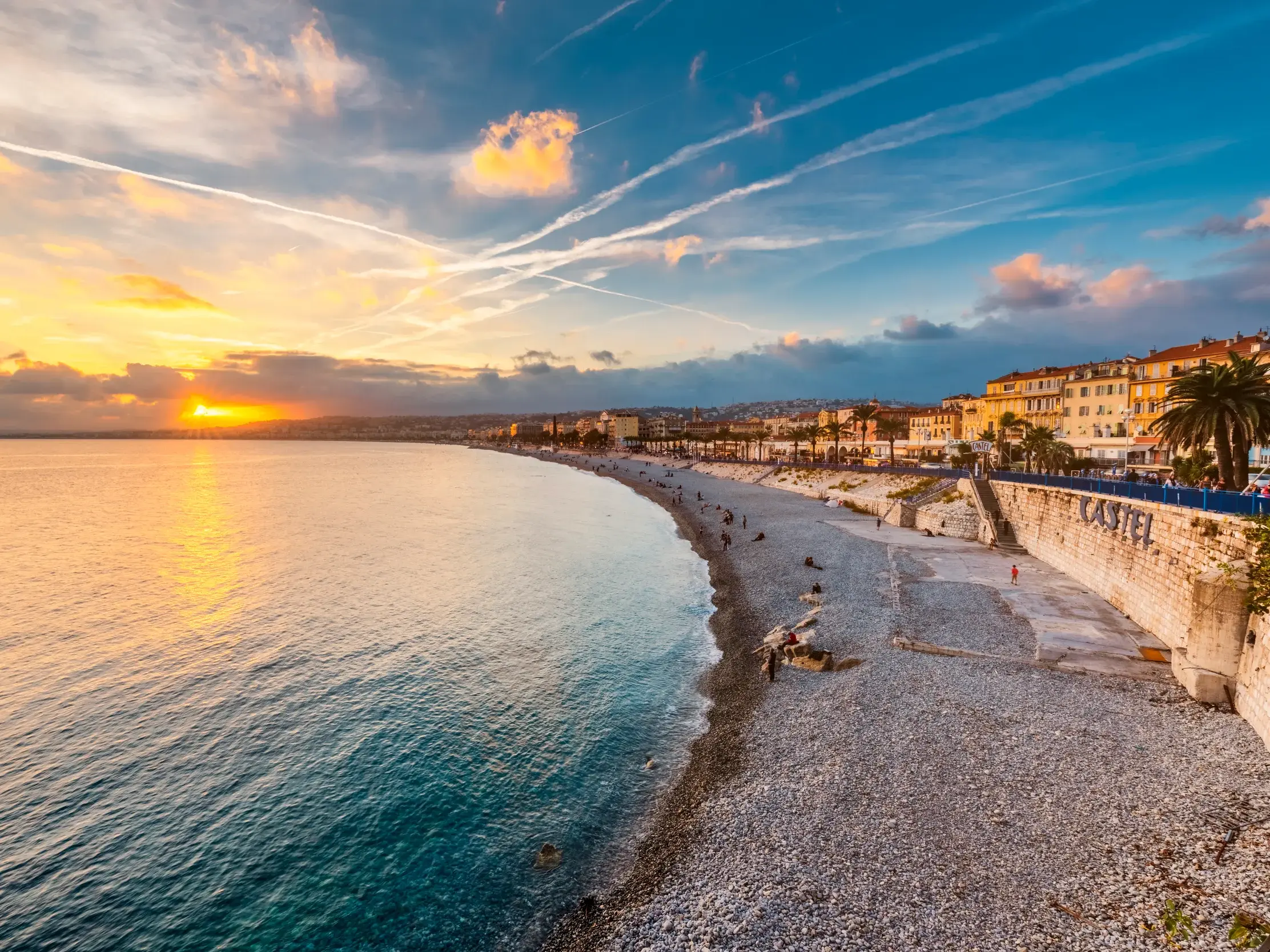 Abendlicher Blick vom Schlossberg auf die berühmte Engelsbucht in Nizza bei Sonnenuntergang.