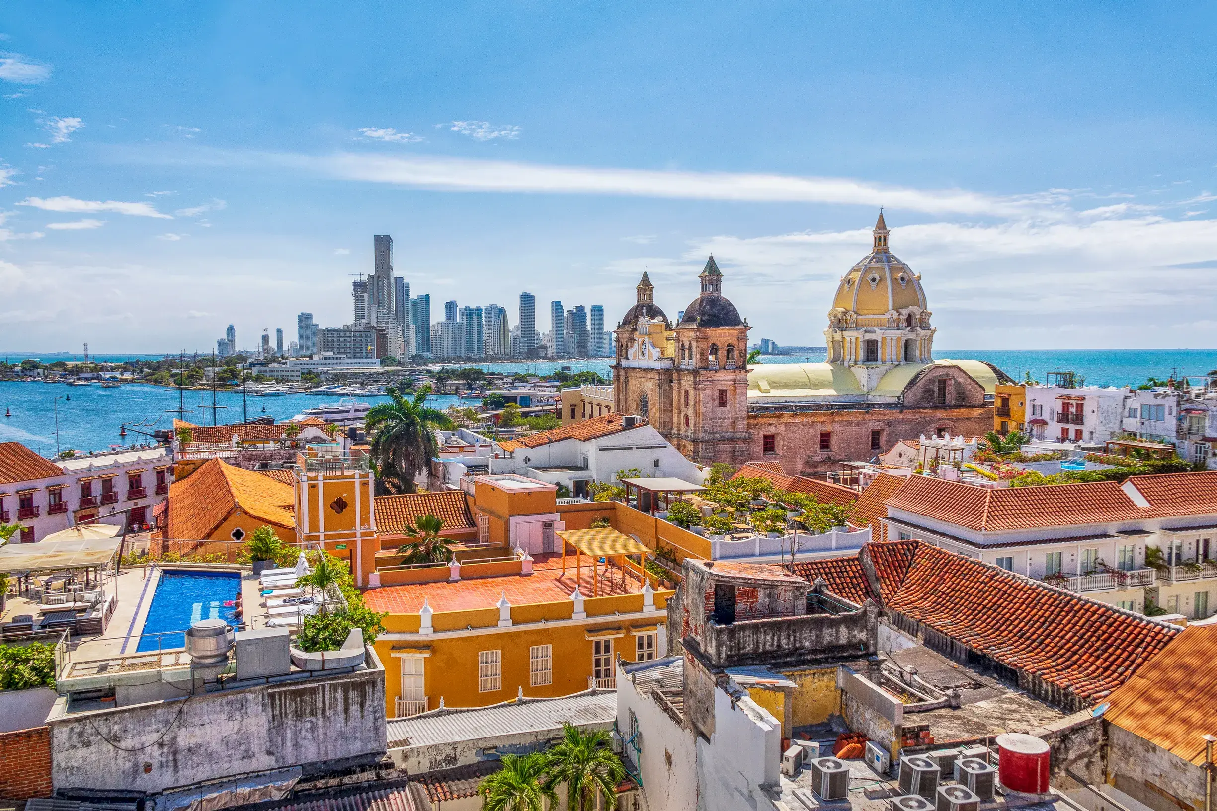 Blick über die Dächer der Altstadt von Cartagena, UNESCO-Welterbe, zur Kathedrale und zur modernen Skyline an der Karibikküste.