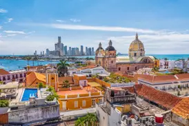 Blick über die Dächer der Altstadt von Cartagena, UNESCO-Welterbe, zur Kathedrale und zur modernen Skyline an der Karibikküste.