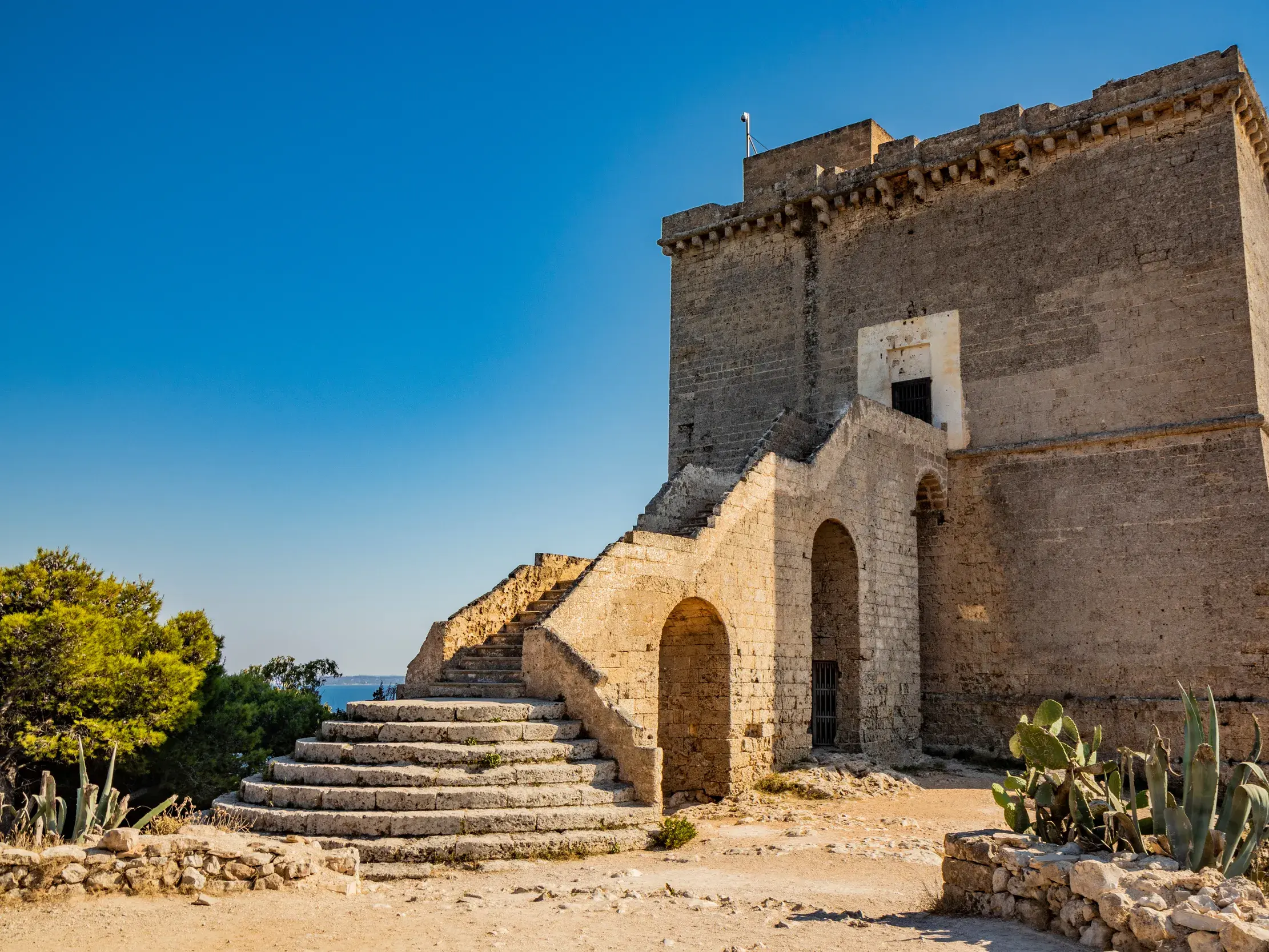 Der historische Küstenwachturm Torre dell'Alto mit Steintreppe im Naturreservat Porto Selvaggio am Ionischen Meer.