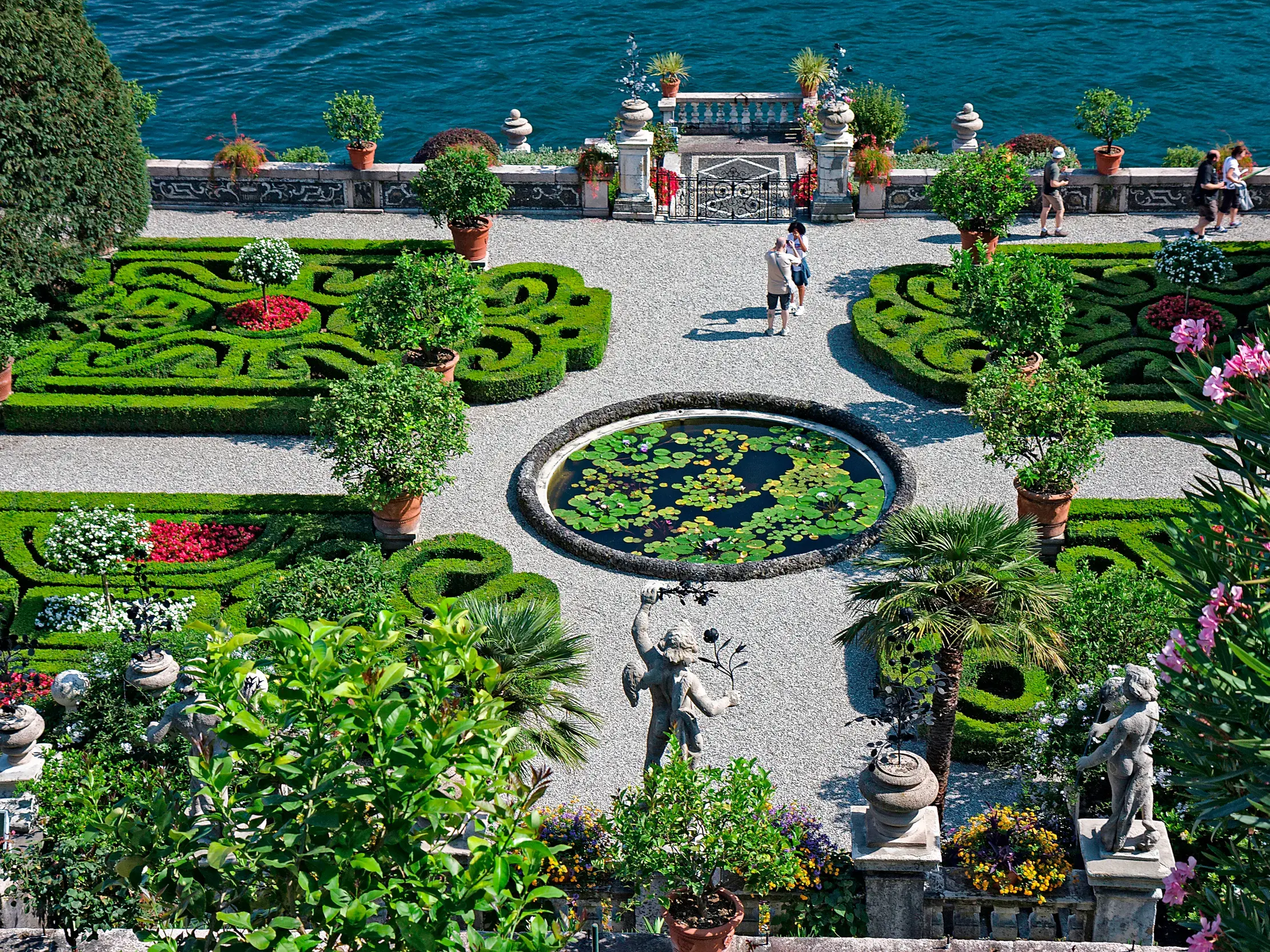 Prachtvoller Barockgarten der Isola Bella mit kunstvollen Hecken, Statuen und Seerosenbecken am Ufer des Lago Maggiore.