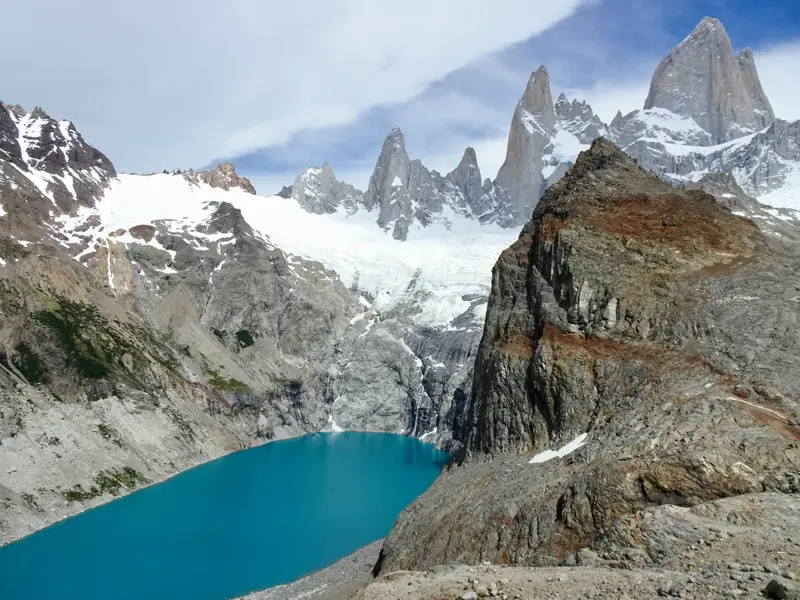 Der türkisblaue Gletschersee Laguna de los Tres vor den schneebedeckten Felsnadeln des Fitz Roy Massivs in Patagonien.