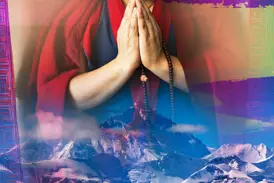Symbolische Fotomontage für eine Studienreise: Betende Hände über der majestätischen Bergwelt des Himalayas in Tibet.