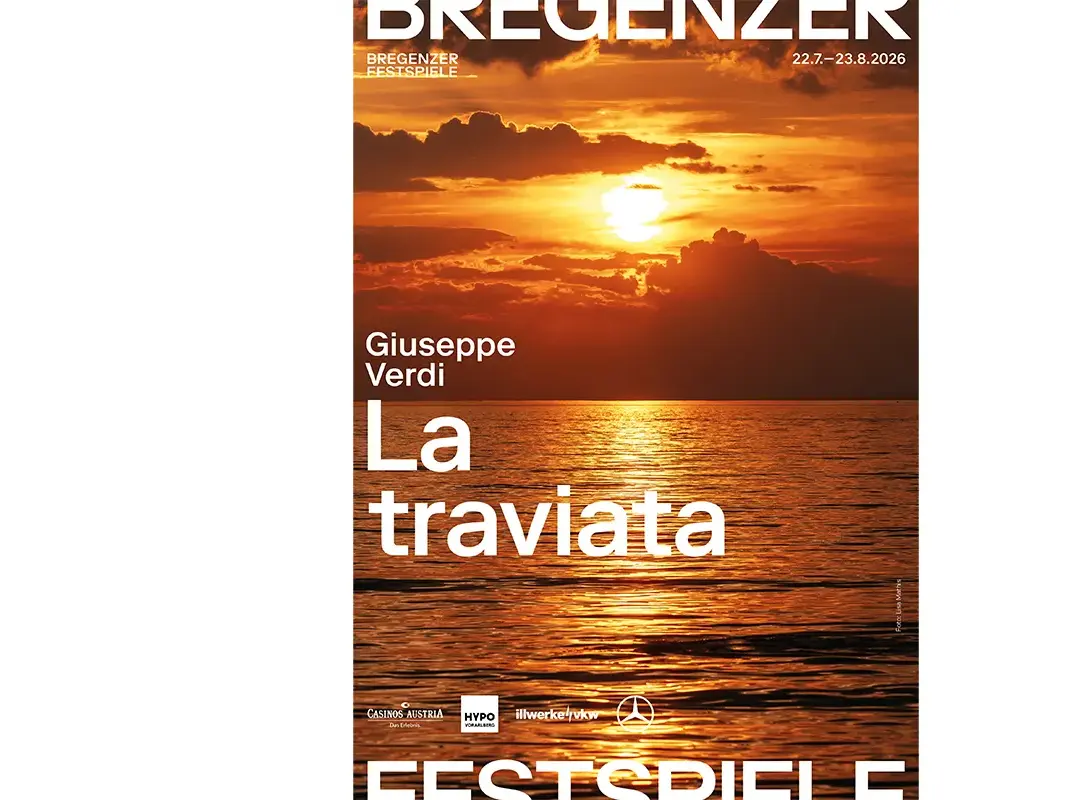 Plakat der Bregenzer Festspiele für Giuseppe Verdis La traviata mit Sonnenuntergang über dem Bodensee