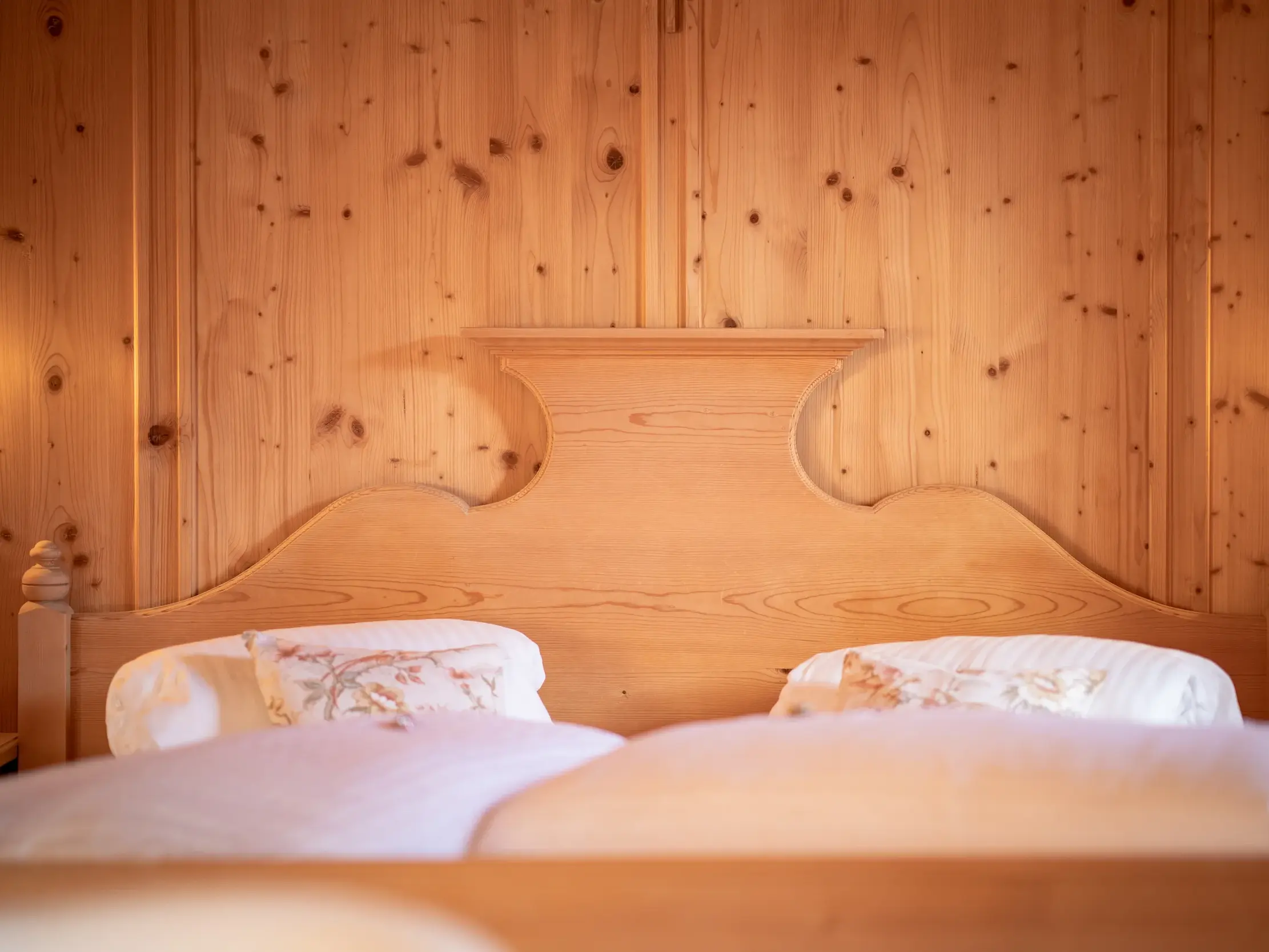 Erholsames Ambiente im holzgetäfelten Zimmer des Gasthof Raiffeisen in Innervillgraten für den Wanderurlaub in Osttirol.