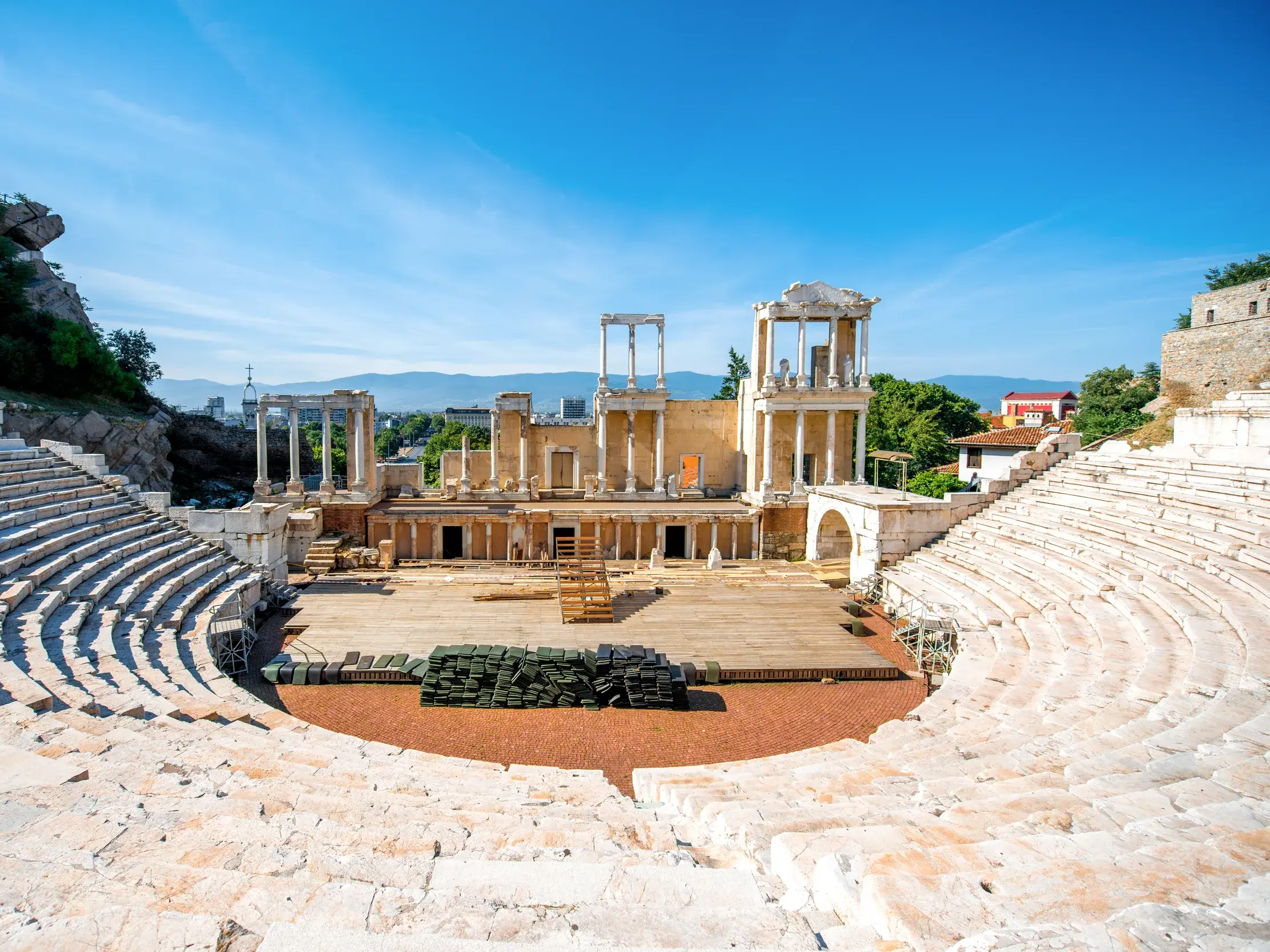 Das gut erhaltene antike römische Theater in Plovdiv mit seinen steilen Sitzrängen und der Bühnenruine unter blauem Himmel.