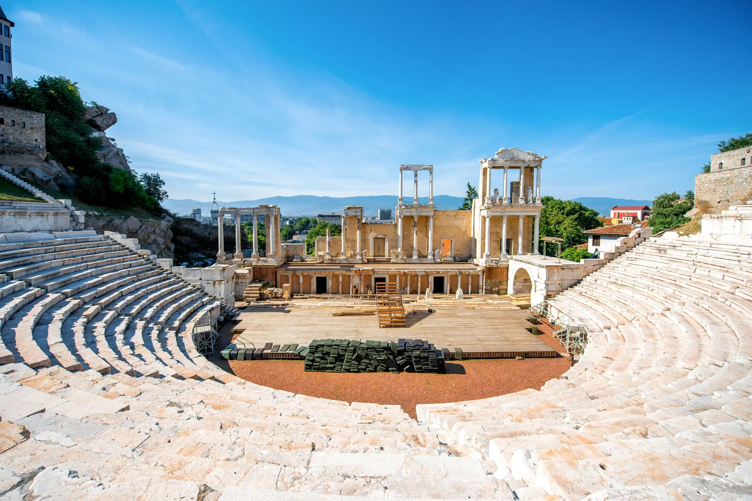 Das gut erhaltene antike römische Theater in Plovdiv mit seinen steilen Sitzrängen und der Bühnenruine unter blauem Himmel.