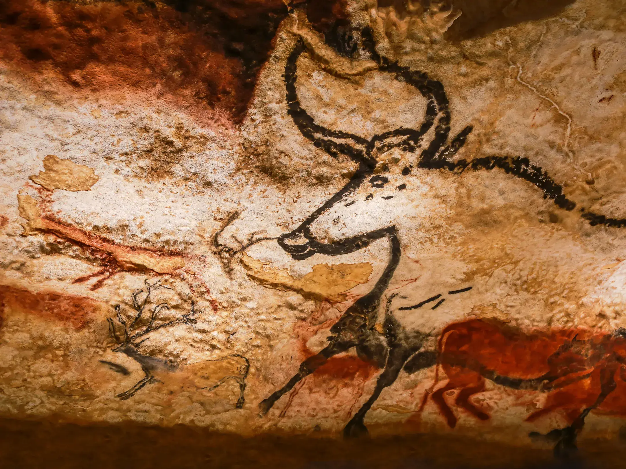 Detailaufnahme der berühmten Höhlenmalereien von Lascaux (UNESCO-Welterbe) mit Stieren und Hirschen aus der Altsteinzeit.