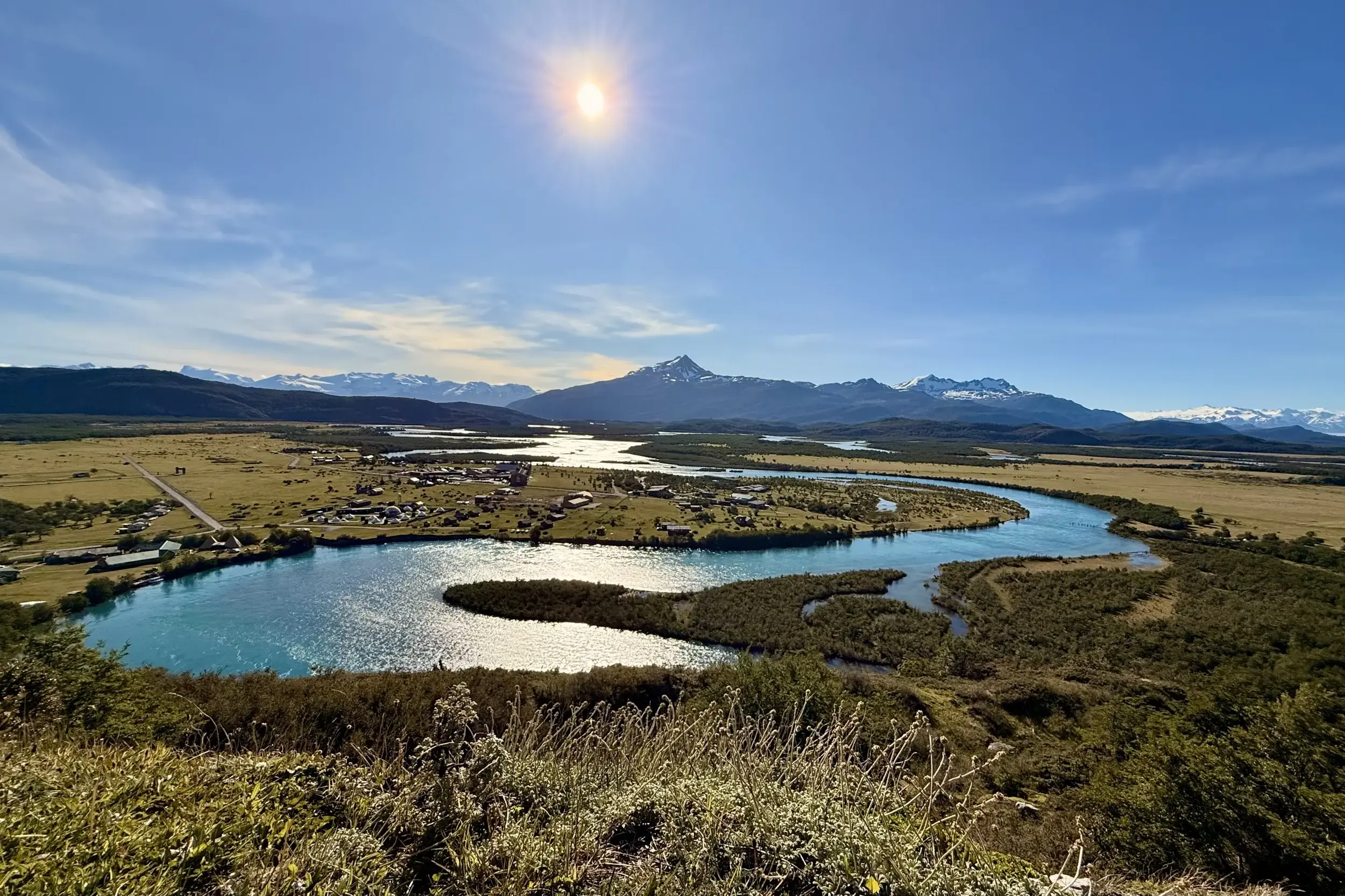 Blick vom Aussichtspunkt im Torres-del-Paine-Nationalpark auf das Hotel Torres del Paine