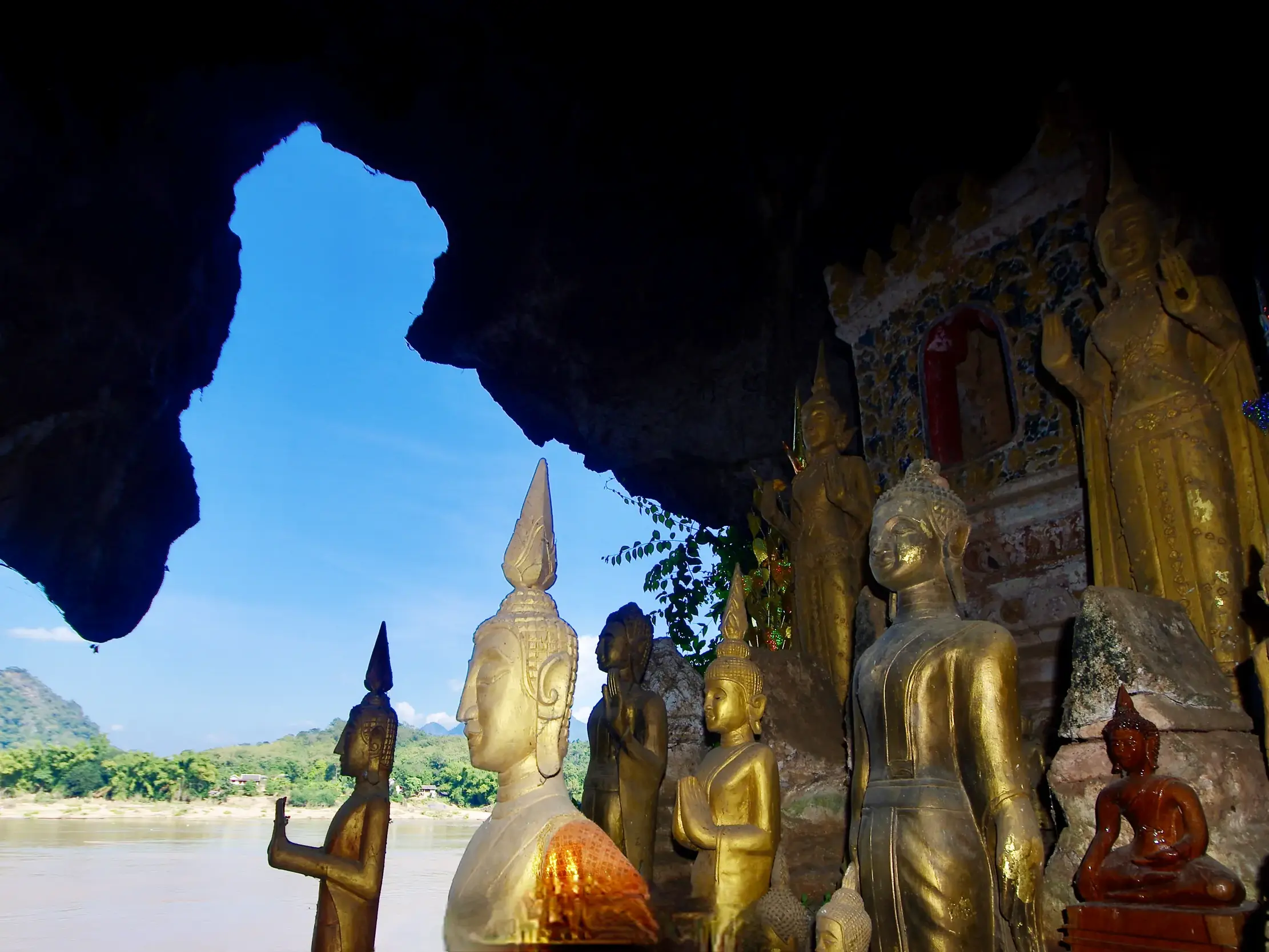 Zahlreiche goldene Buddha-Statuen in den Pak Ou Höhlen am Mekong, ein Zeugnis tiefer Gläubigkeit der Laoten.