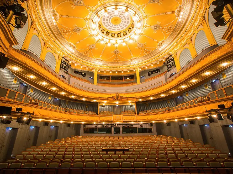 Prächtiger Zuschauersaal mit Rängen und Deckenmalerei im Staatstheater Meiningen