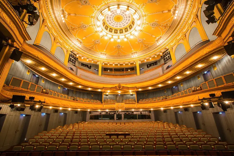 Prächtiger Zuschauersaal mit Rängen und Deckenmalerei im Staatstheater Meiningen