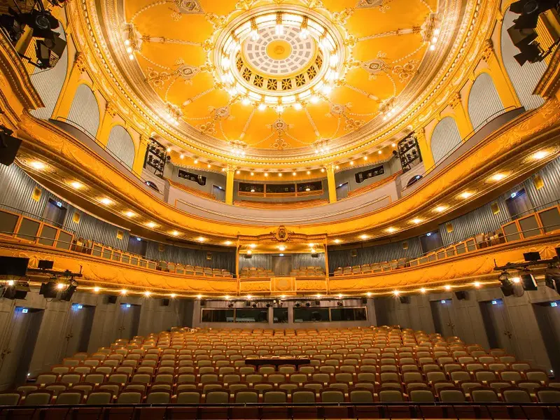 Prächtiger Zuschauersaal mit Rängen und Deckenmalerei im Staatstheater Meiningen