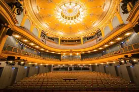 Prächtiger Zuschauersaal mit Rängen und Deckenmalerei im Staatstheater Meiningen