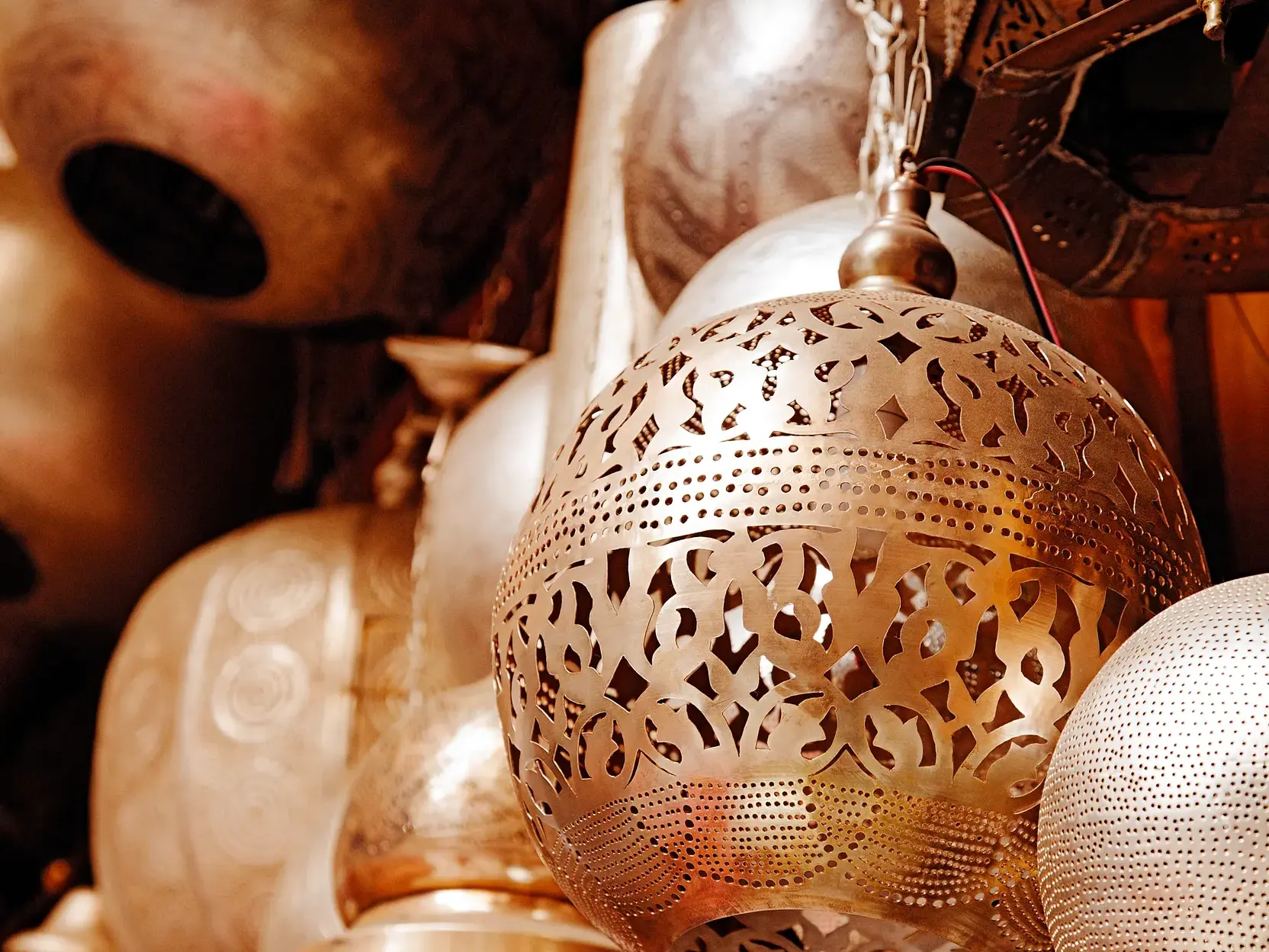 Nahaufnahme einer orientalischen Lampe aus Messing mit filigranen Mustern auf dem Khan-el-Khalili-Basar in Kairo.