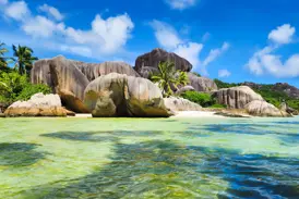 Blick vom Kajak auf die ikonischen Granitfelsen und den weißen Sandstrand der Anse Source d'Argent auf La Digue, Seychellen.