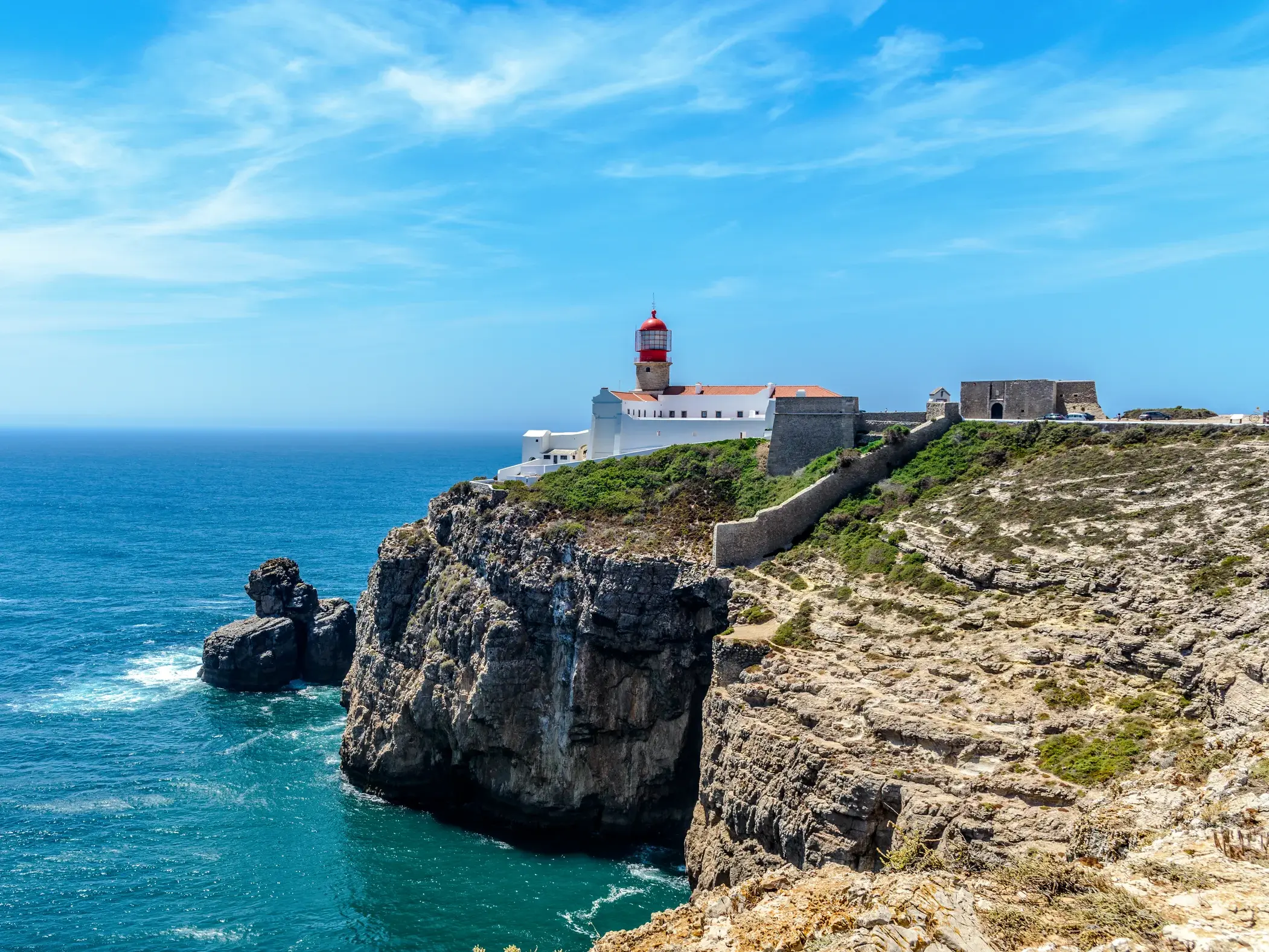 Der Leuchtturm am Cabo de Sao Vicente, dem Ende Europas, auf einer rauen Steilklippe über dem Atlantik an der Algarve.
