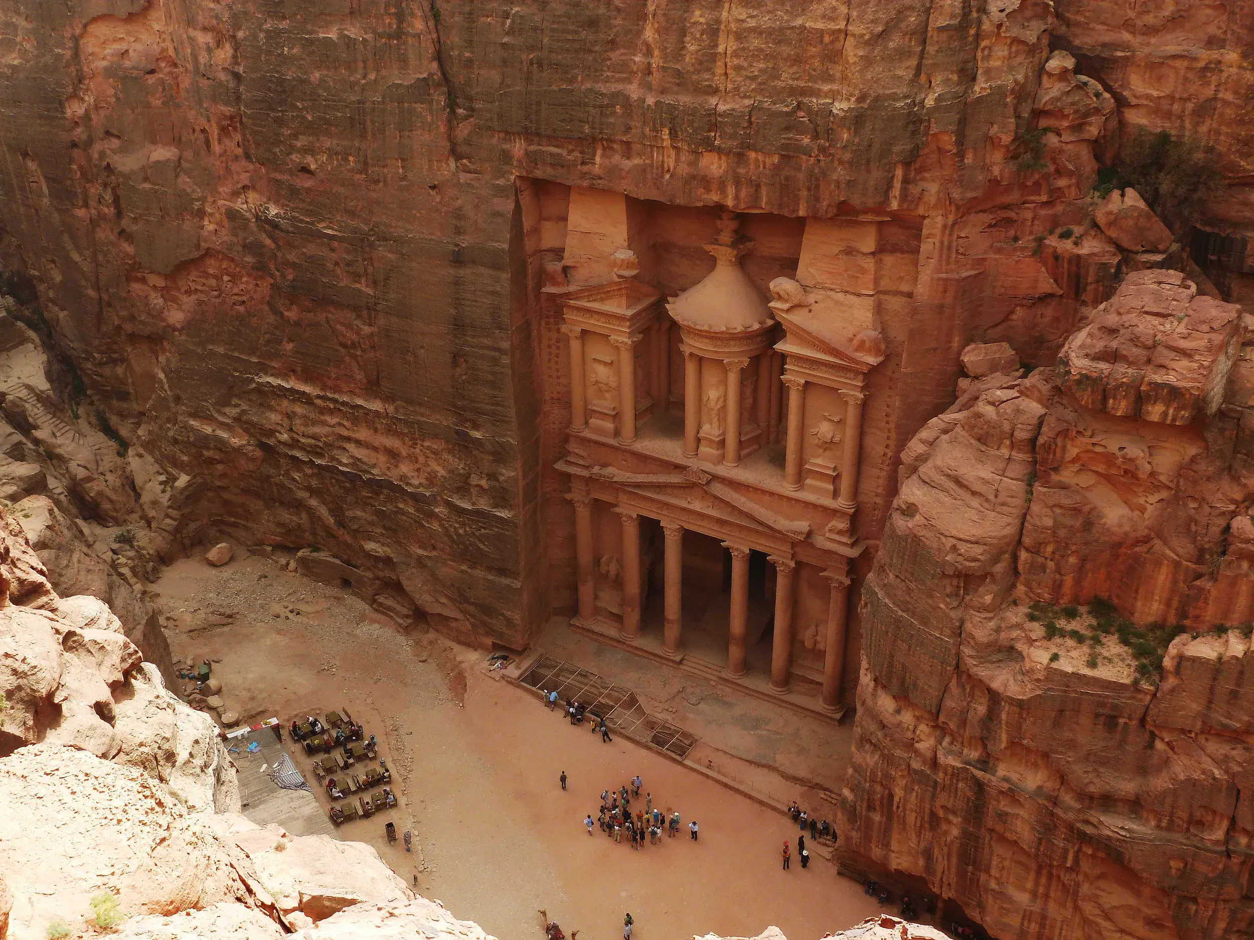 Atemberaubender Blick vom Aussichtspunkt der Al-Madras-Route auf das Schatzhaus El Khazne in der Felsenstadt Petra.