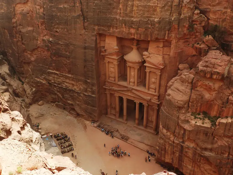 Atemberaubender Blick vom Aussichtspunkt der Al-Madras-Route auf das Schatzhaus El Khazne in der Felsenstadt Petra.