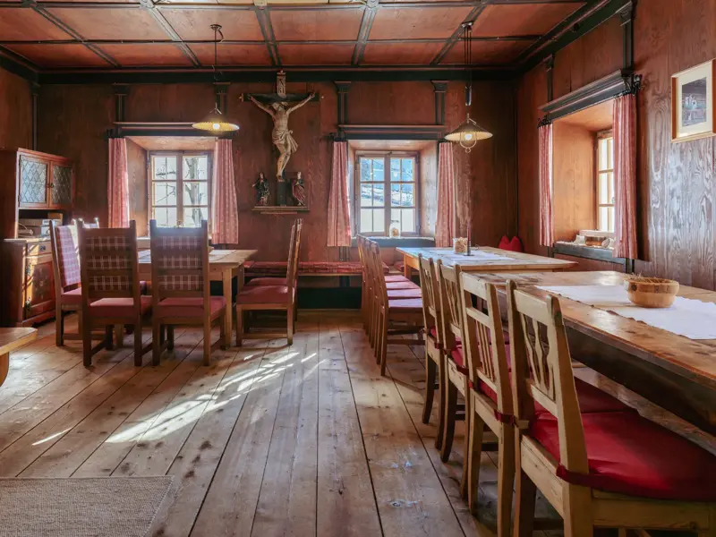 Gemütliche, holzgetäfelte Bauernstube im historischen Wurzerhof mit traditionellen Möbeln und Herrgottswinkel im Villgratental.