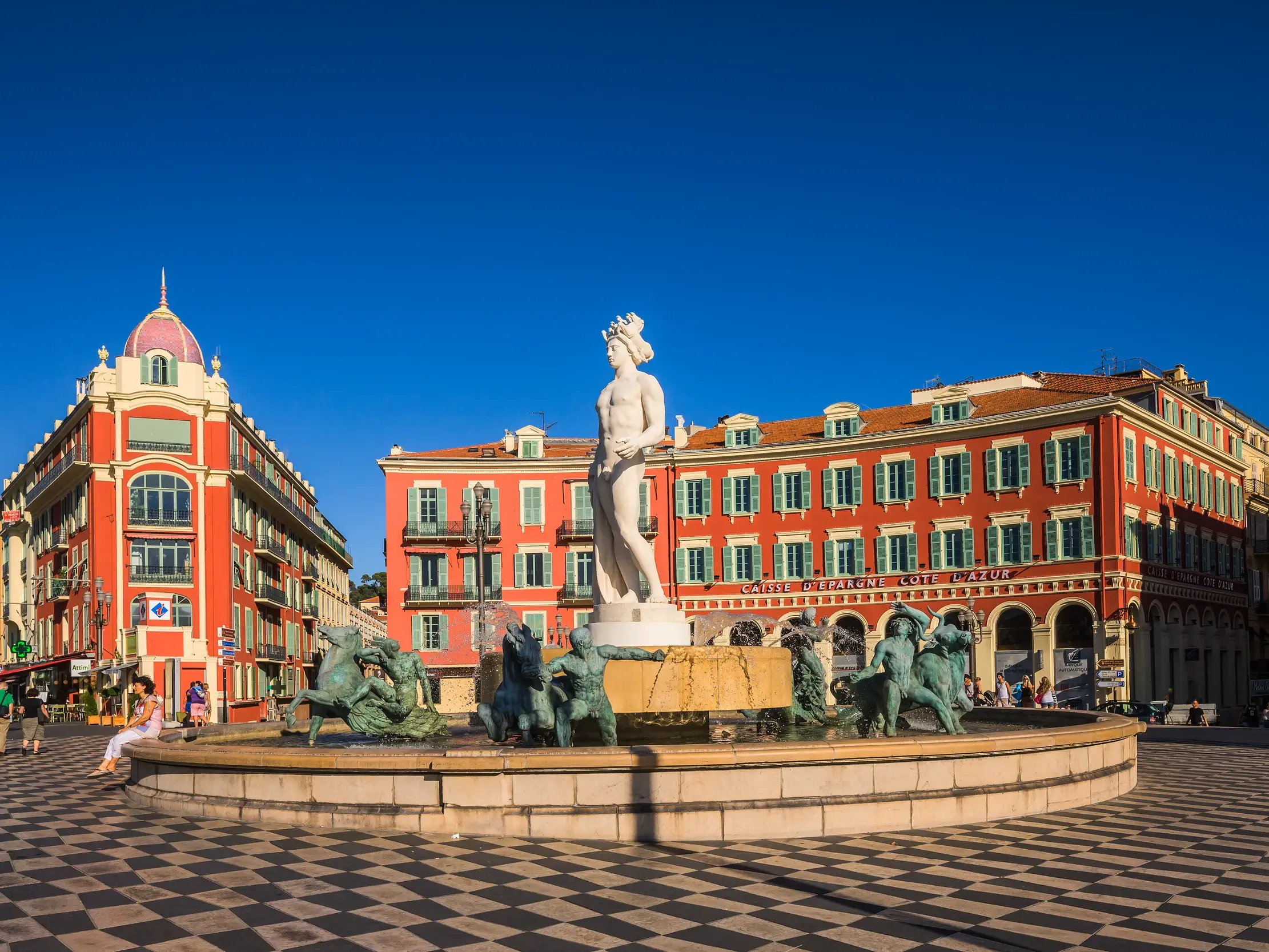 Der prächtige Sonnenbrunnen auf dem belebten Platz Massena in Nizza.