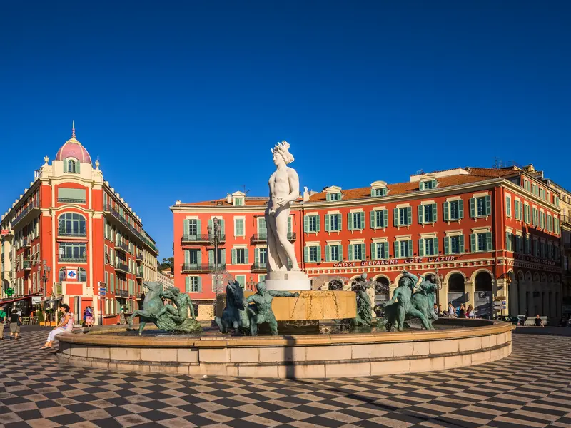 Der prächtige Sonnenbrunnen auf dem belebten Platz Massena in Nizza.