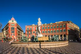 Der prächtige Sonnenbrunnen auf dem belebten Platz Massena in Nizza.