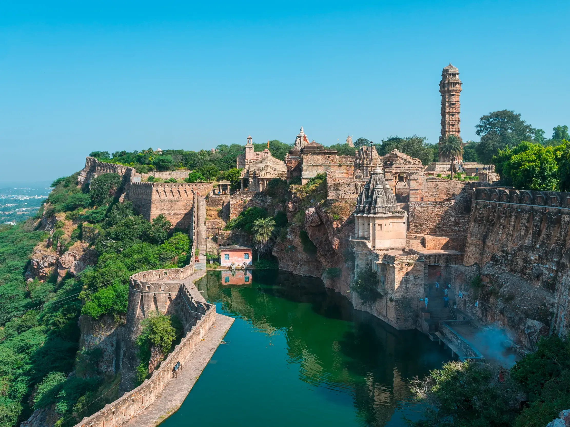 Panoramablick auf die mächtige Festungsanlage von Chittaurgarh, die in Rajasthan über einem smaragdgrünen See thront.