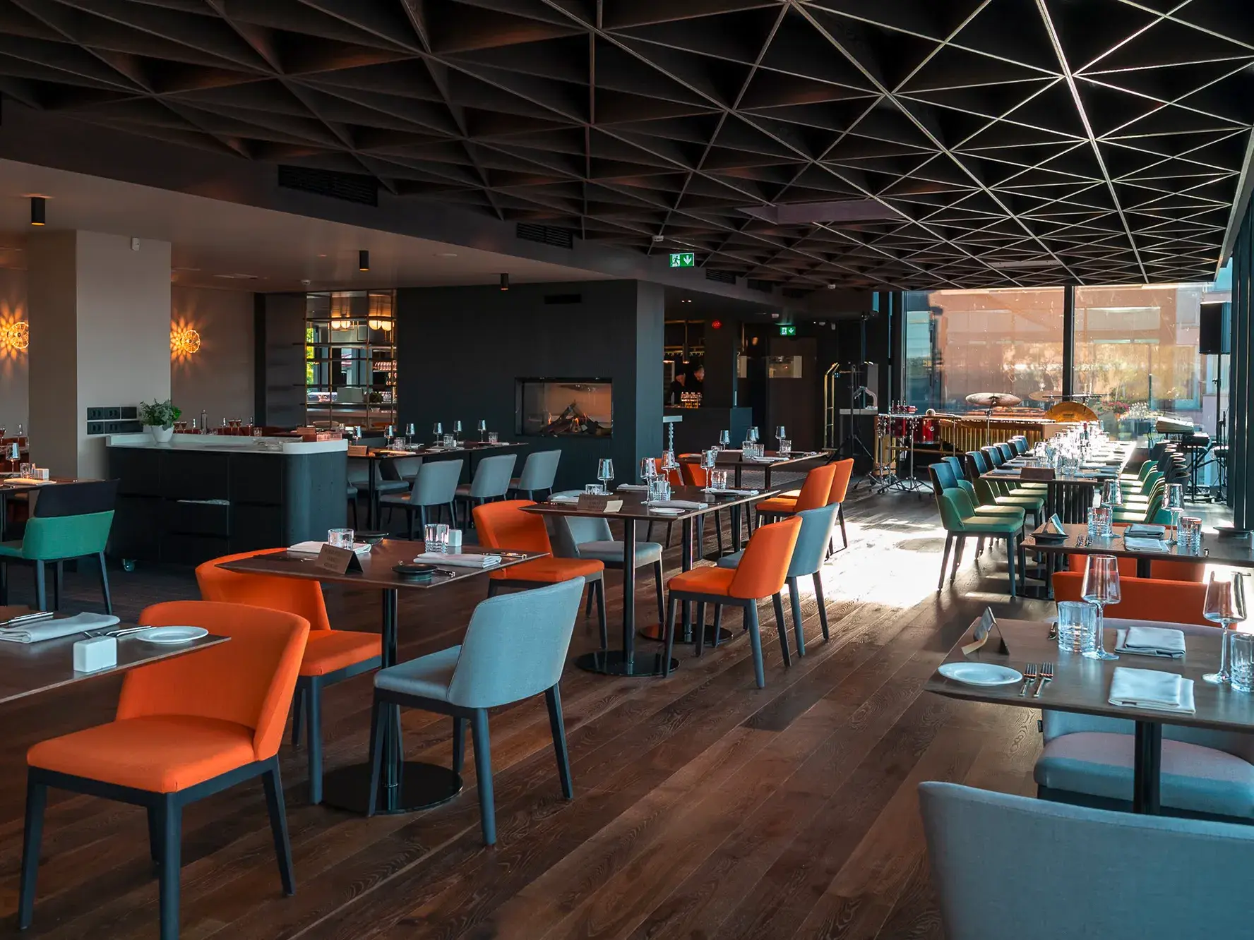 Elegantes Hotelrestaurant in Tallinn,  mit gedeckten Tischen und bunten Stühlen, bereit für das Abendessen auf einer Studiosus-Reise im Baltikum.