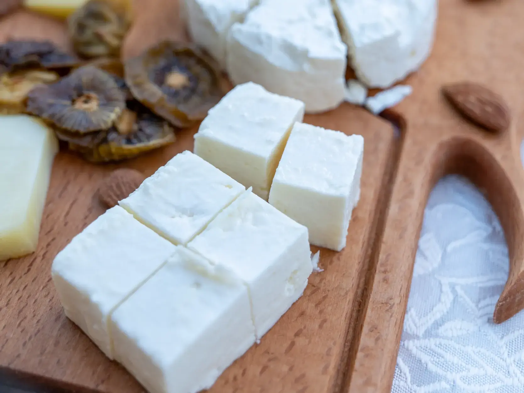 Gewürfelter anatolischer Käse mit getrockneten Feigen auf einem Holzbrett, eine kulinarische Spezialität der Osttürkei.