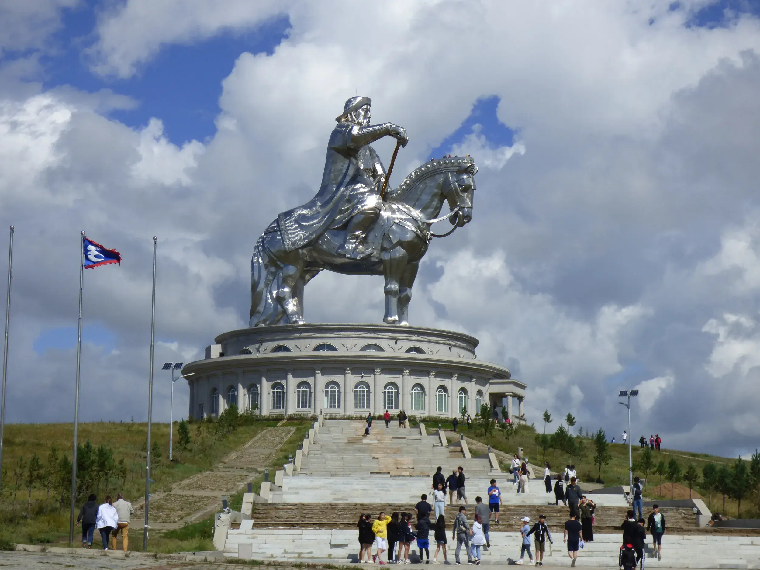 Imposante Reiterstatue von Dschingis Khan auf dem Tsonjin Boldog-Hügel in der Mongolei. Reisende erkunden das Monument.