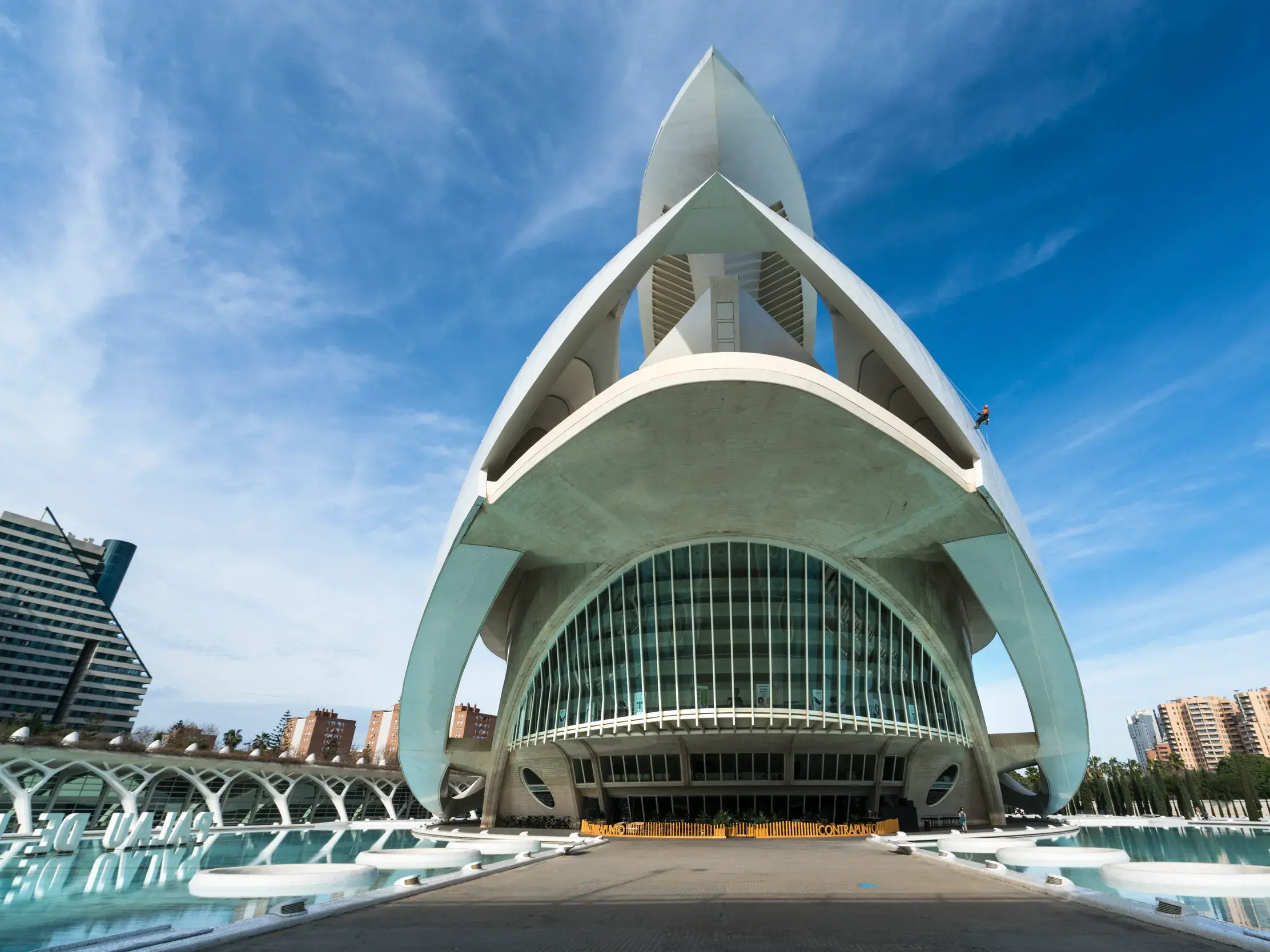 Die weiße, futuristische Architektur der Oper in der Stadt der Künste und Wissenschaften in Valencia unter blauem Himmel.