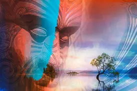Fotomontage der Maori-Kultur mit einer traditionellen Schnitzerei über dem berühmten einsamen Baum im Lake Wanaka, Neuseeland.