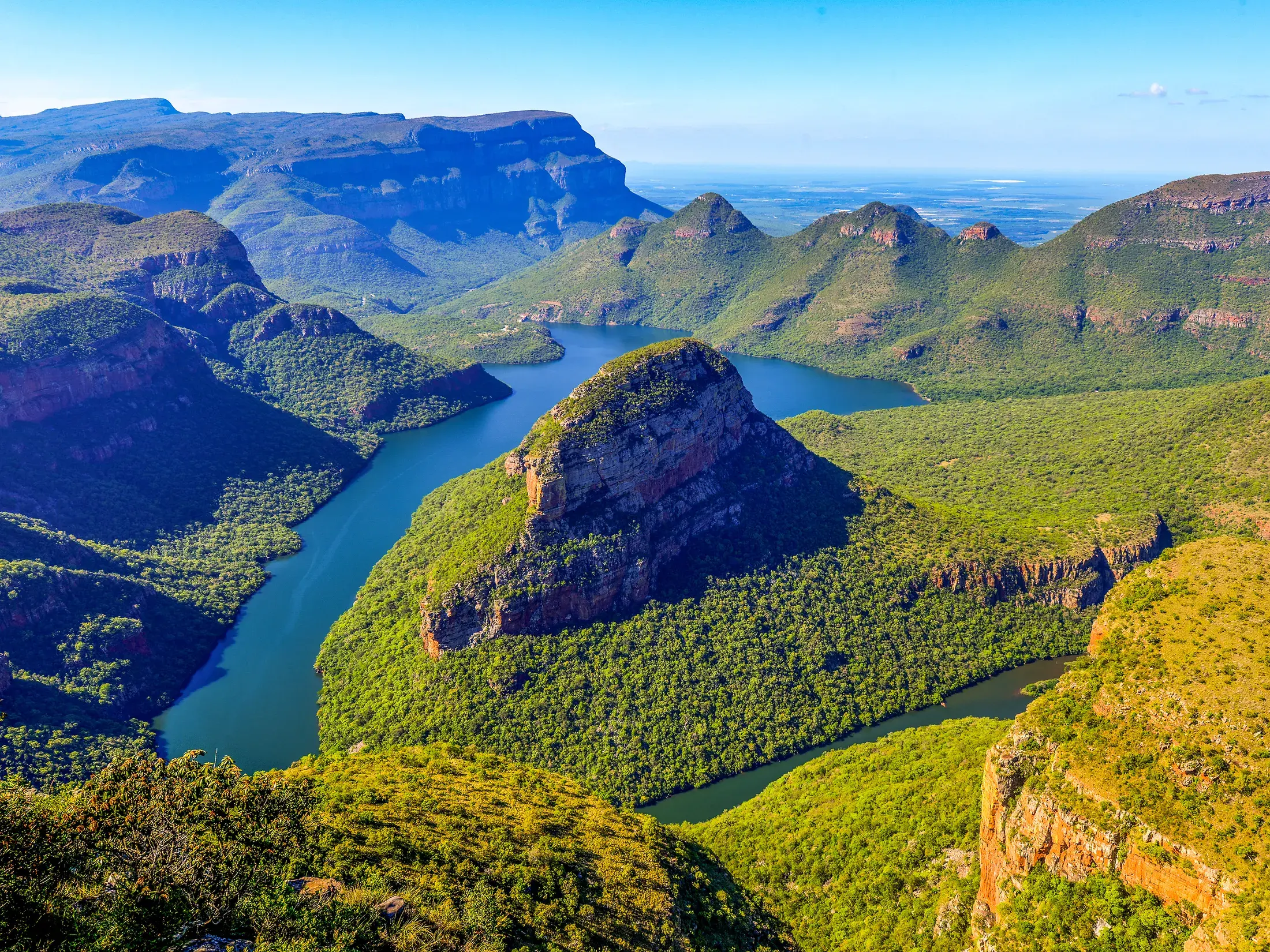 Spektakulärer Ausblick, der sich den Gästen einer Studiosus Reisegruppe bietet, von den Drei Rondavels auf den Flusslauf im üppig grünen Blyde River Canyon in Südafrika.