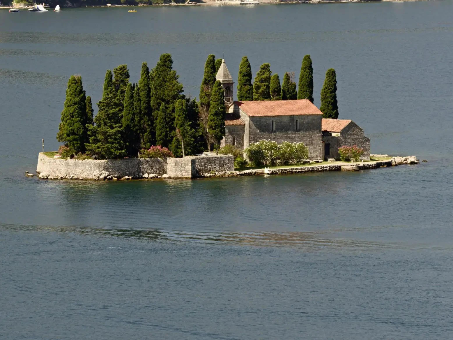 Die Klosterinsel Sveti Đorđe mit einem Benediktinerkloster und Zypressen in der Bucht von Kotor in Montenegro.