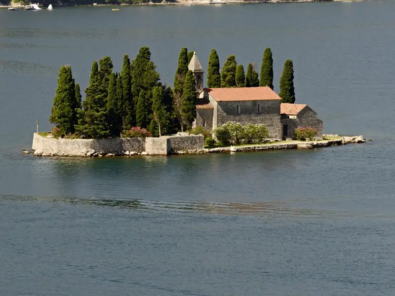 Die Klosterinsel Sveti Đorđe mit einem Benediktinerkloster und Zypressen in der Bucht von Kotor in Montenegro.