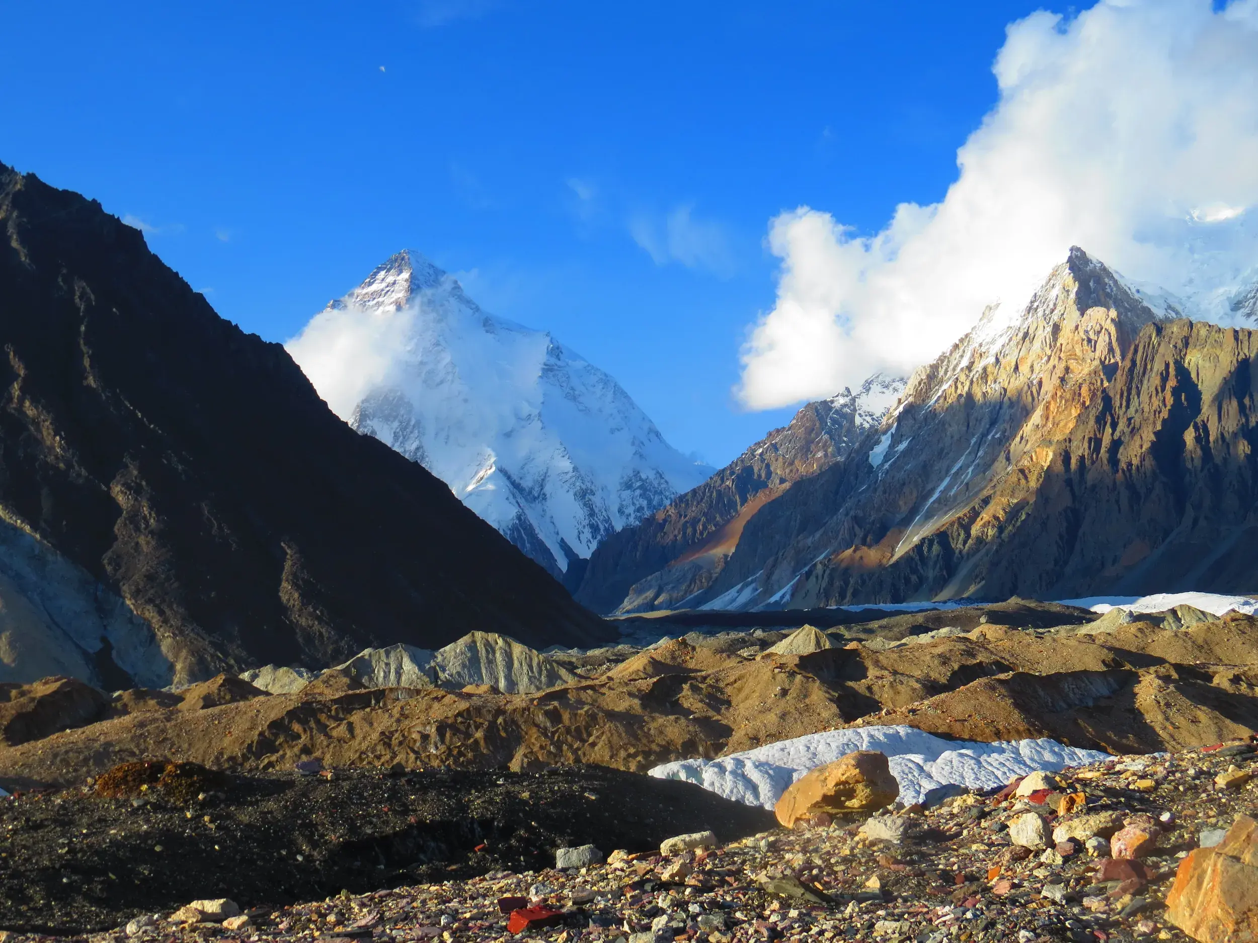Trekking im Karakorum: Der schneebedeckte Gipfel des K2 ragt über dem Baltoro-Gletscher am Concordia-Platz empor.