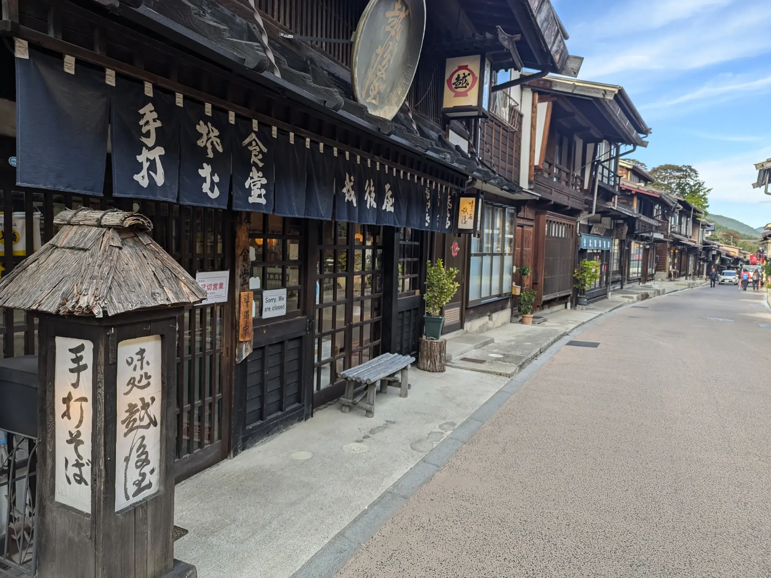 Ruhige Gasse mit traditionellen Holzhäusern in der historischen Poststadt Magome am Nakasendo-Wanderweg in Japan.