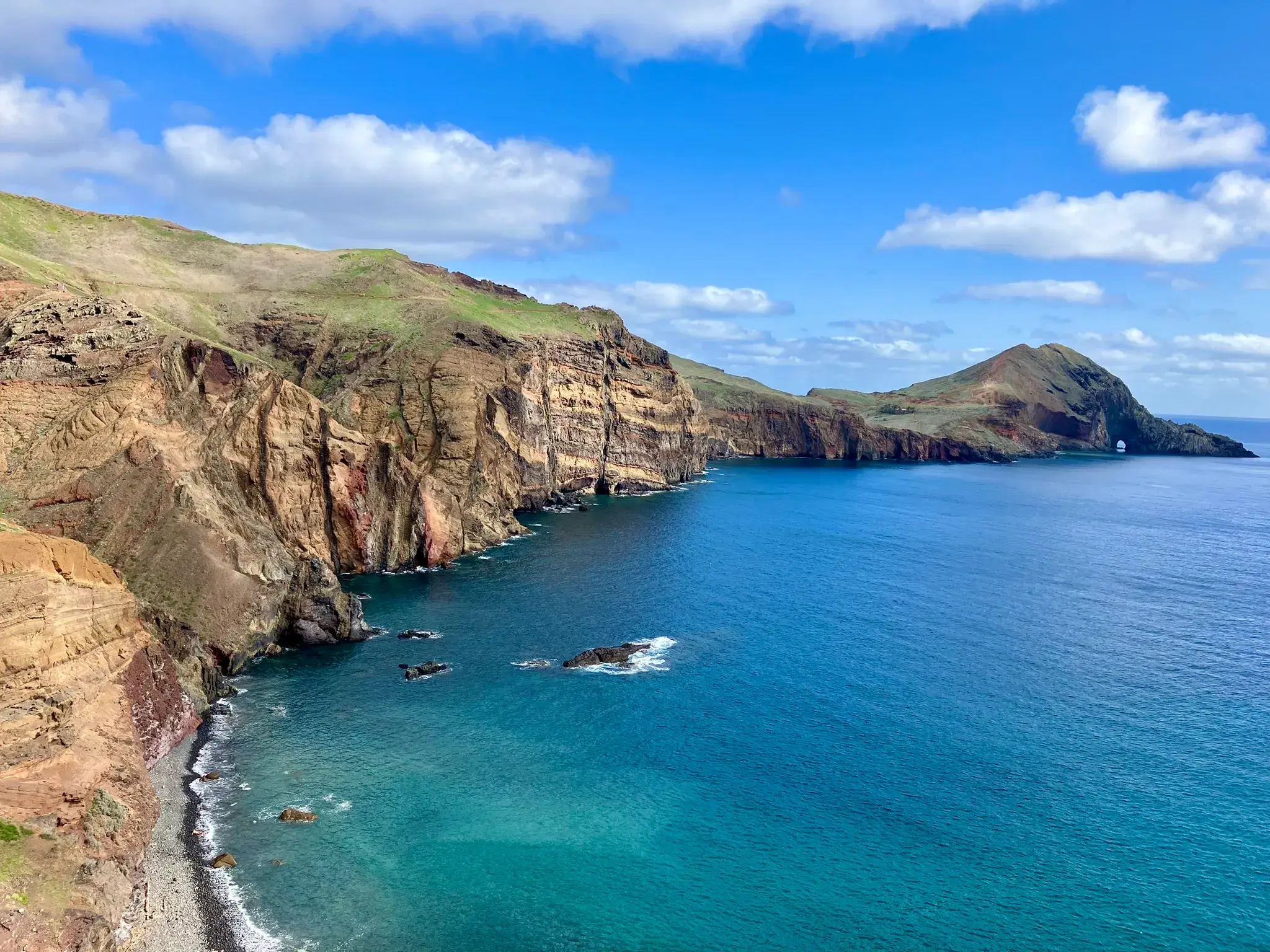 Panoramablick während einer Wanderung auf die bizarren Felsformationen am Ostkap Cabo São Lourenço auf Madeira.