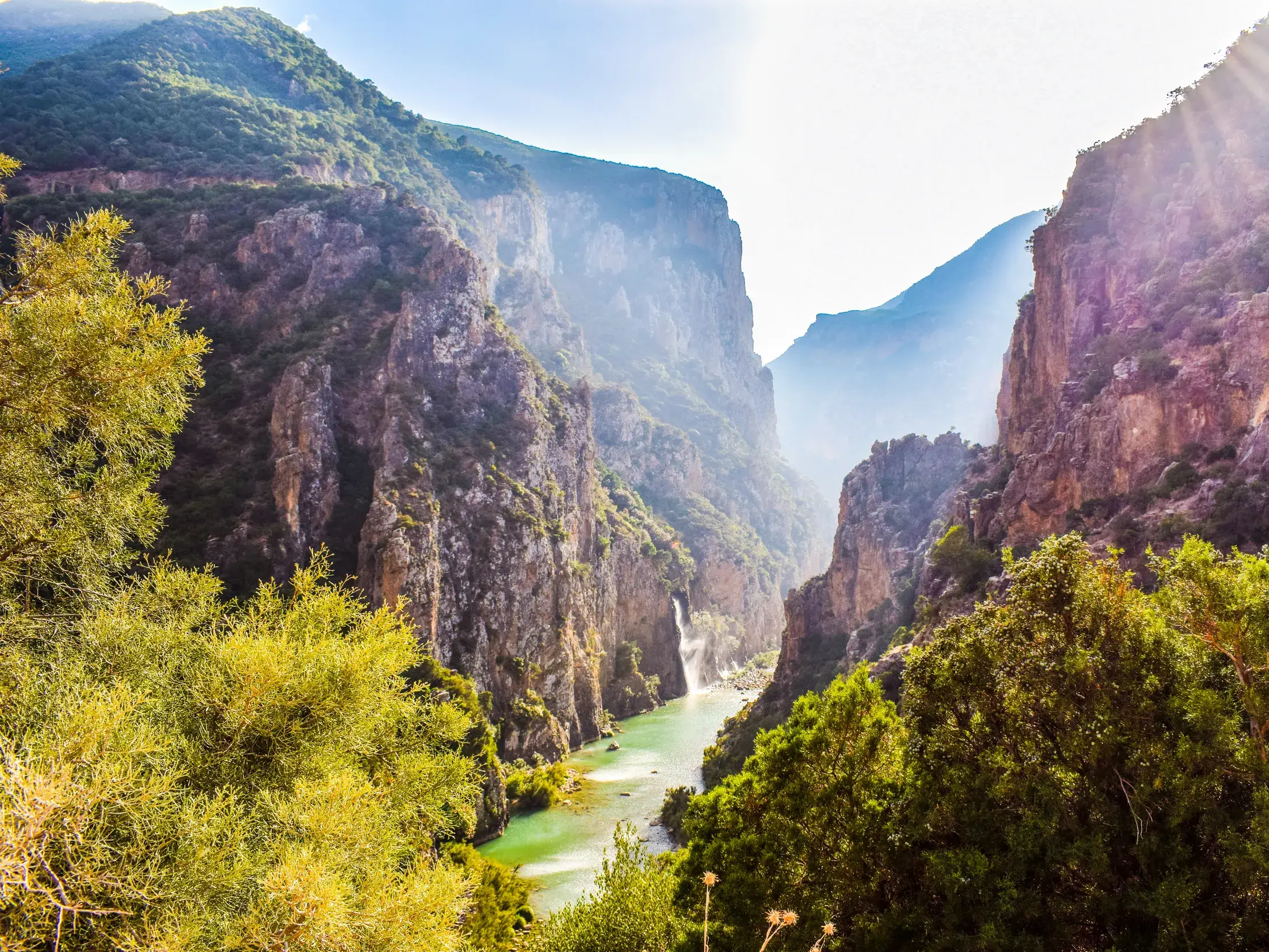 Eindrucksvolle Schlucht von Oued Laou türkisfarbenem Gebirgsfluss, ein Highlight der Wanderreise im Rif-Gebirge.
