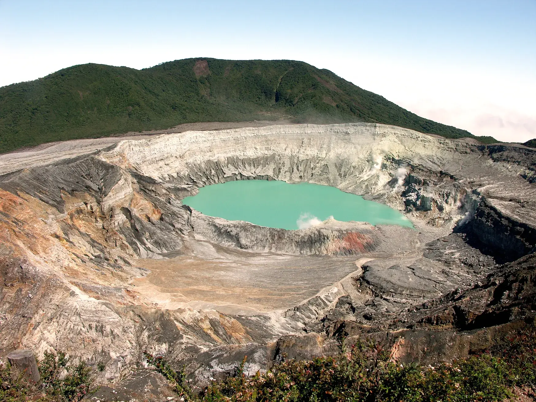 Der aktive Hauptkrater des Vulkans Poás in Costa Rica mit seinem leuchtend türkisen Schwefelsee und dampfenden Fumarolen.