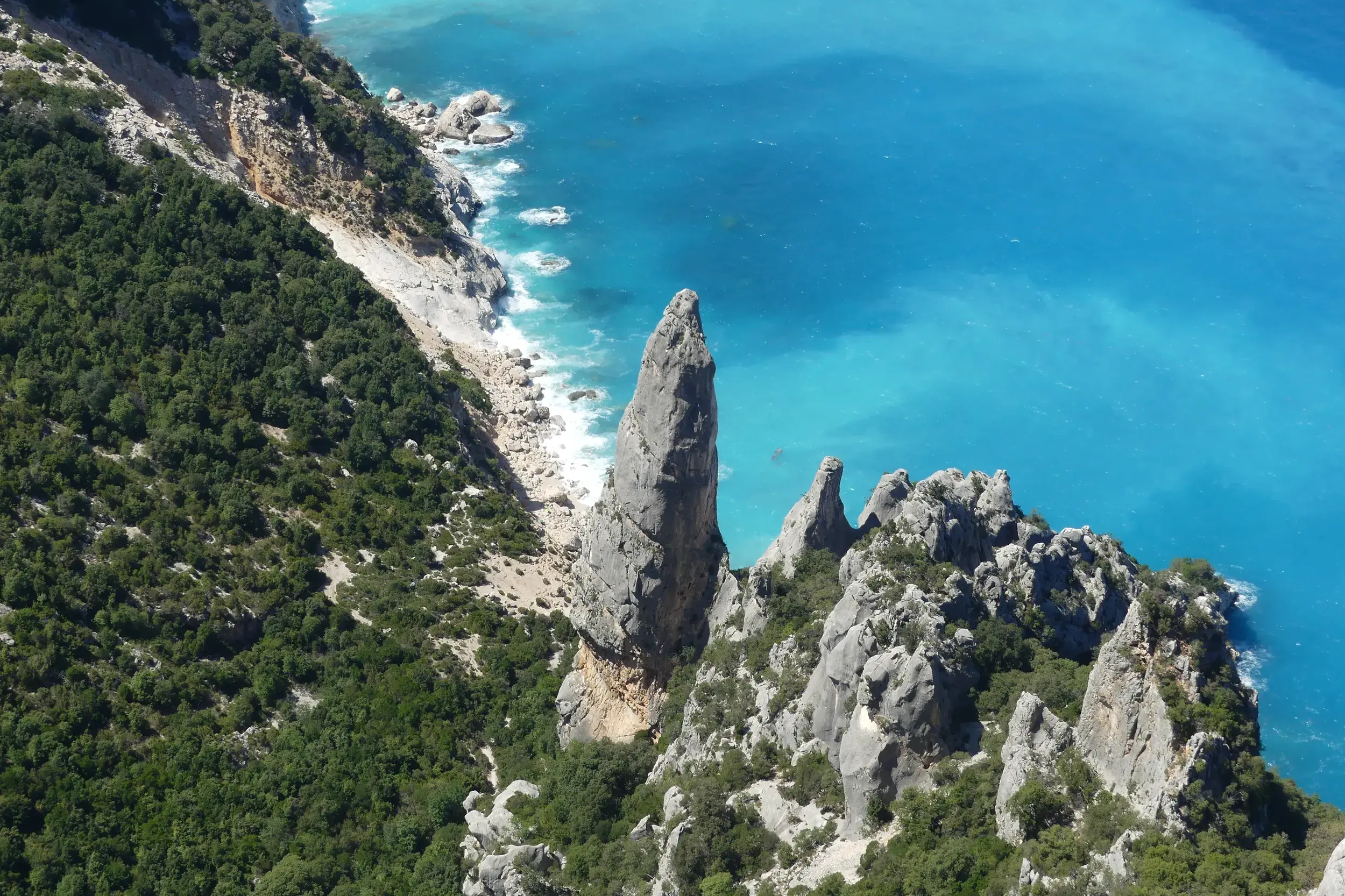 Wanderreise Sardinien: Spektakuläre Aussicht von Punta Salinas auf die Felsnadel der Bucht Cala Goloritze am Golf von Orosei.