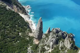 Wanderreise Sardinien: Spektakuläre Aussicht von Punta Salinas auf die Felsnadel der Bucht Cala Goloritze am Golf von Orosei.