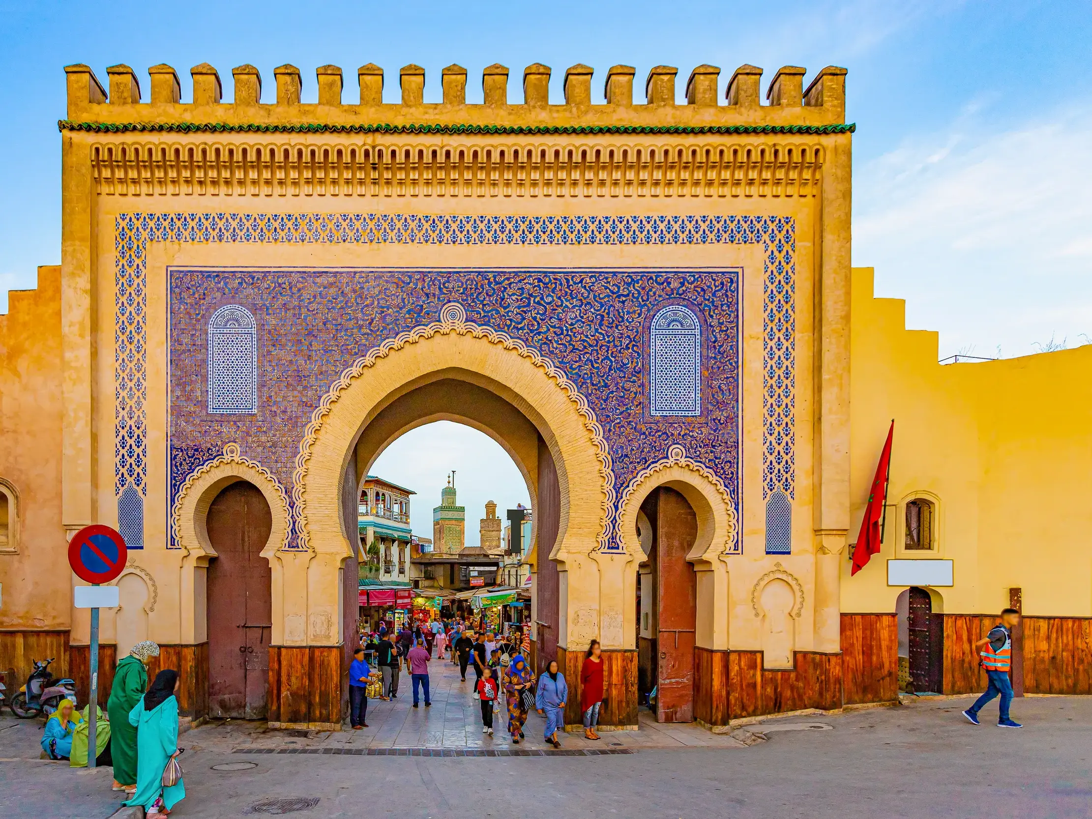 Das blau geflieste Stadttor Bab Bou Jeloud führt in die lebendige Altstadt von Fes in Marokko.