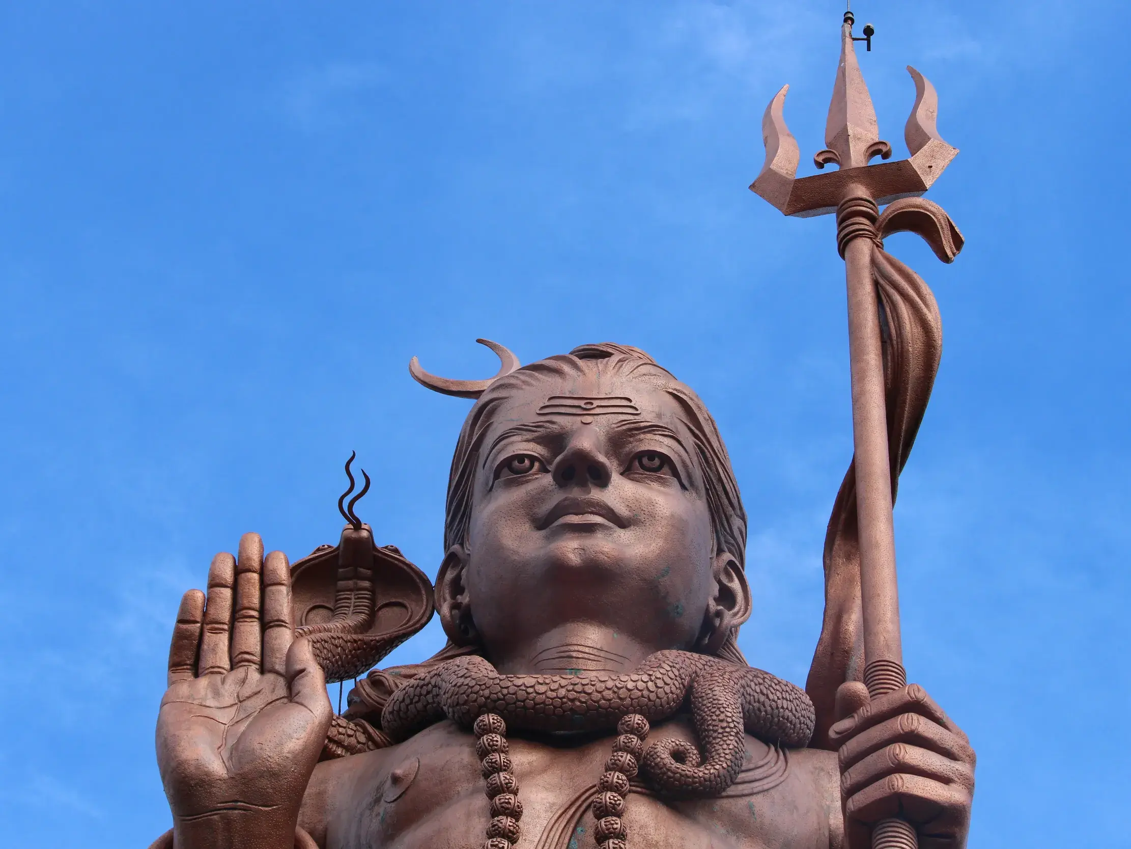 Große Bronzestatue der Hindu-Gottheit Shiva mit Dreizack am heiligen Kratersee Grand Bassin auf Mauritius.