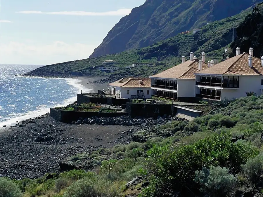 Der Parador de El Hierro an der Küste von El Hierro, an einem dunklen Vulkanstrand am Fuße vulkanischen Steilwand gelegen.